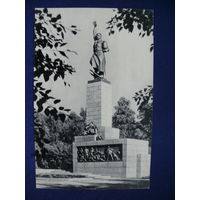 Фото Савина Г. (6), Преображенское кладбище. Памятник жертвам 9 Января 1905 г. (по Ленинским местам), 1969, чистая.