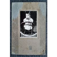 Ребенок на стуле. Из фото семьи Рымашевских. 1929 г. На картоне. 9х13 см