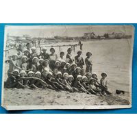 Фото группы детей на пляже. 1930-е? 9х13 см.