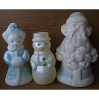 Новый Год: Дед Мороз, Снегурочка и Снеговик-почтовик с ёлкой (емкость для конфет)
