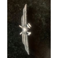 Латунный  советский знак авиатехника 1949 года-осыпалась эмаль и чуть укорочены "крылашки"-сравниваем с реальным знаком на титульном фото.