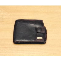 Портмоне PRENSITI Italy Leather (натуральная кожа). Характеристики: на кнопке, тёмно-коричневый цвет. Размеры: 12x10см.
