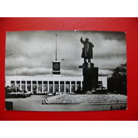Фото-открытка, миниформат, Ленинград. Финляндский вокзал. Памятник Ленину, ~1960-е гг., чистая (из набора, данных нет).