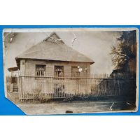 Фото деревенского дома. 1933 г. Новгородская обл.(?) 9х14 см.