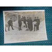 Фотография из 1950-х. Солдаты убирают снег.
