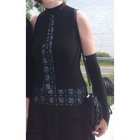 Черное платье с шалью и перчатками