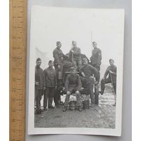 Групповое фото Немецкие солдаты на хозяйственных работах Германия WWII вид 2