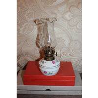 Миниатюрная, керосиновая лампа с фарфоровым основанием, высота 18 см.