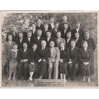 Фотография-первый выпуск 10-го класса Мотольской школы -июнь 1952 год.