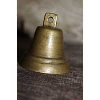 Старый бронзовый колокольчик, било не родное, высота 7 см, диаметр юбки 6,3 см.