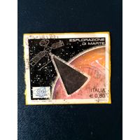 Марка Италии. Спутник на орбите вокруг Марса. Фотогравюра и голограмма. Самоклейка на вырезке из конверта.