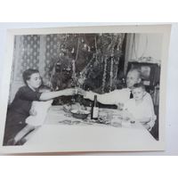 Новый год у СССР голы стол і гарэлка / Новый год в СССР, елка, водка, три салата, старинный телевизор