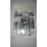 Старое семейное фото возле цирка