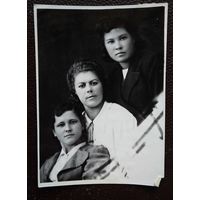Фото трех девушек. 1946 г. 8х11 см.