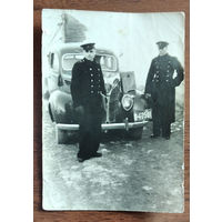 Фото моряков у автомобиля. 6х9 см.