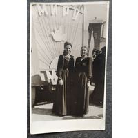 Фото из СССР. На первомайском празднике в г.Керчь. 1954 г. 9х15 см