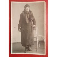 Фото женщины в пальто. 1930-е? 8х12 см