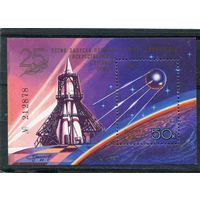 Марка СССР 1982 год. 25-летие запуска первого спутника (5333) 1 номерной блок