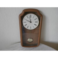 Часы настенные кварцевые с маятником деревянный корпус Hermle Германия.