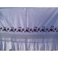 Подузорник вышитый с кружевами.