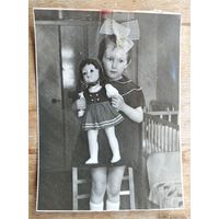 Фото девочки с куклой. 1965 г. 8х11 см.