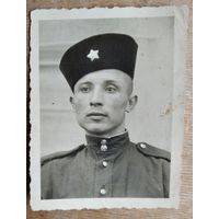Фото солдата в "кубанке". 6х8 см.