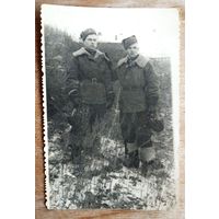 Фото двух военных в зимнем обмундировании. Ст.Быхов. 1948 г. 8х11.5 см.