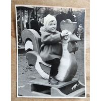 Фото девочки на деревянном петушке. 1964 г. 8.5х11 см.