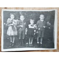 Фото детей военной поры. 1945 г. 8.5х11.5 см.