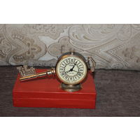 Настольные часы "Слава", в виде ключа, времён СССР, не заводятся, будильник рабочий.