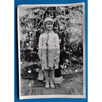 Фото девочки у елки 1970-е.  13х18 см