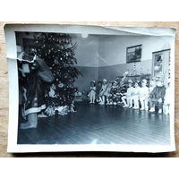 Фото на новогоднем утреннике в детском саду. Минск. Д/с 132. 1962 г. 11х15 см.