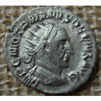Денарий. Antoninianus-Траяна Деция(249 н.э. Group I, Rome)Дачия, надев халат до пола-держит скипетр 3,86гр.21,7мм.
