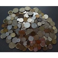 Сборный лот - монеты мира. Отличная подборка - около 4,5 кг. С рубля.