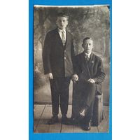 Фото двух юношей. 1930-е. Знаки 8x14 см