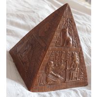 Пирамида сувенир. Египет. Полистоун. Размеры 9*9*10 см. Тяжёлая.