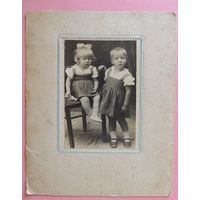 Фото большое "Дети" (14*9 см без паспарту, 23*18 см с паспарту), фот. Насонов, 1920-1930-е гг.