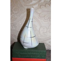 Фарфоровая вазочка, времён СССР, высота 19. 5 см, клеймо, без сколов и трещин.