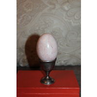 Декоративное яйцо выполненное из натурального природного камня, размер 7.5*5.3 см.