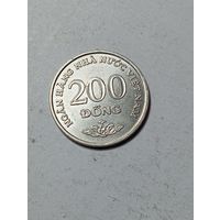 Вьетнам 200 донгов 2003 года .