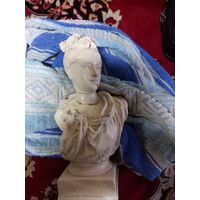 Старинный бюст женщины под реставрацию конец 19 в. (до 1868 г.) Скульптор A.CARRIER  Клейма алебастр 27 см.