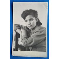 Фото девушки-студентки. 1942 г. 5.5х8 см.