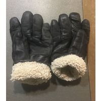 Перчатки мужские зимние  Натуральная кожа и мех. Размер 9-9,5 . Есть протертости кожи  , смотрите все фото