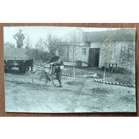 Фото солдата с велосипедом (велосипедные войска?). Уссурийск. 5х8 см