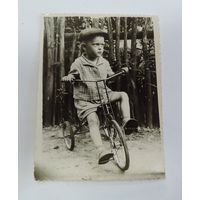 Фото "Мальчик на велосипеде" 30-е годы. Размер 8-10.8 см.