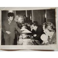 Белорусский шахматист А.Капенгут дает сеанс одновременной игры. Фото 1960-70х.13х18 см.