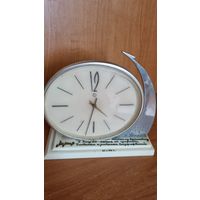Часы СССР Молния Восток 1 в коллекцию именные 1966года. Размеры подставка 17на 7 см , часы диаметр 16 см