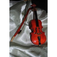 Миниатюрная скрипка со смычком - дерево, - ручная работа, помещается на ладони, можно использовать, как для куклы или просто, как оригинальный сувенир.