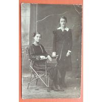 Фото двух девушек. 1914 г. 8x13 см