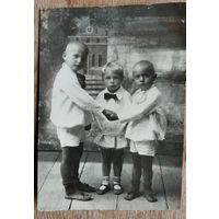 Фото трех детей. 1920-30-е. 8.5х12 см